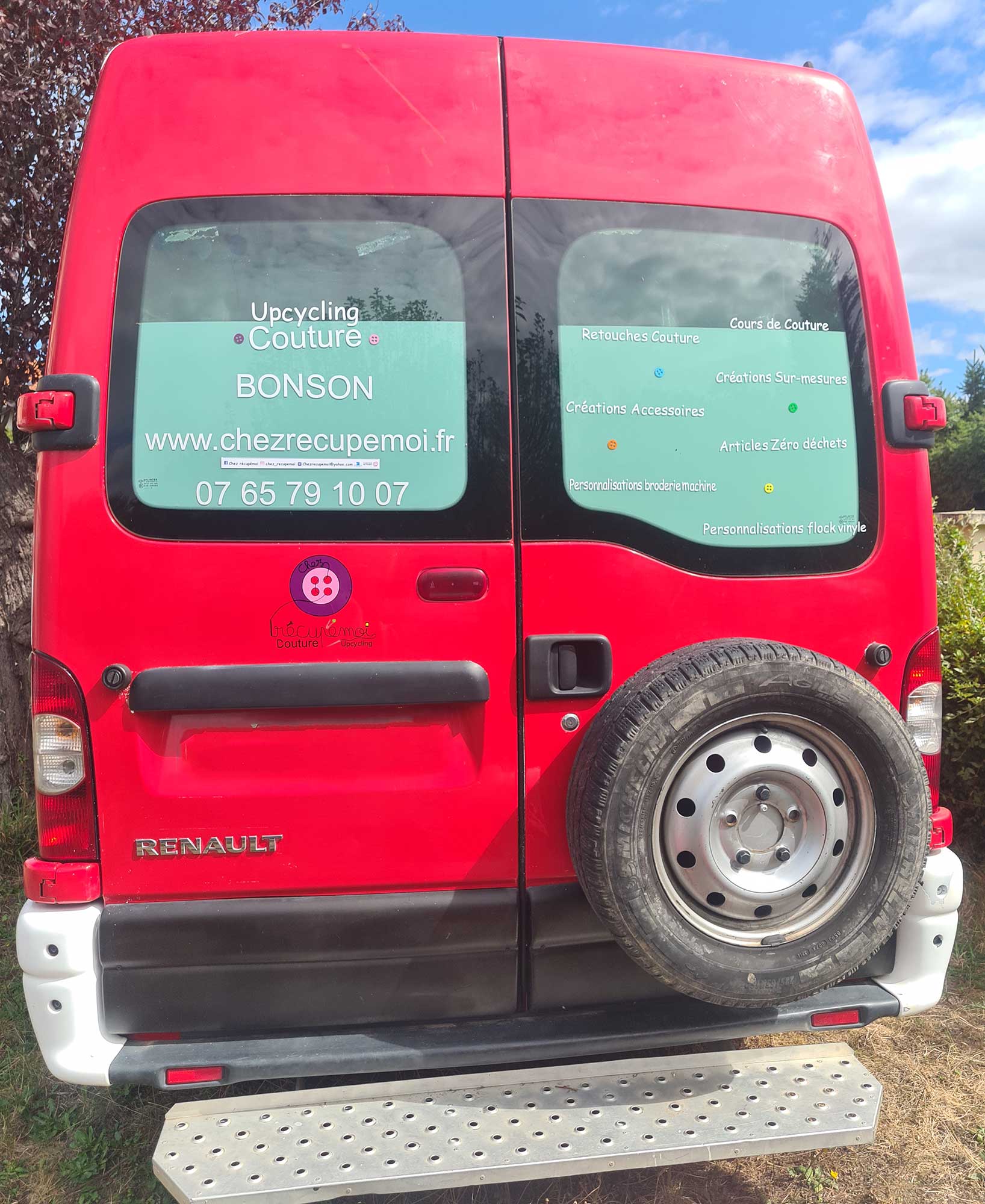 L’attribut alt de cette image est vide, son nom de fichier est Arriere-sticker-chez-recupemoi-1.jpg.